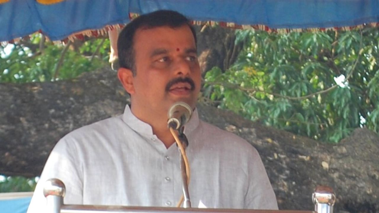 District-in-Charge Minister V Sunil Kumar delivers the 67th Karnataka Rajyotsava address at Nehru Maidan in Mangaluru. Credit: Special Arrangement