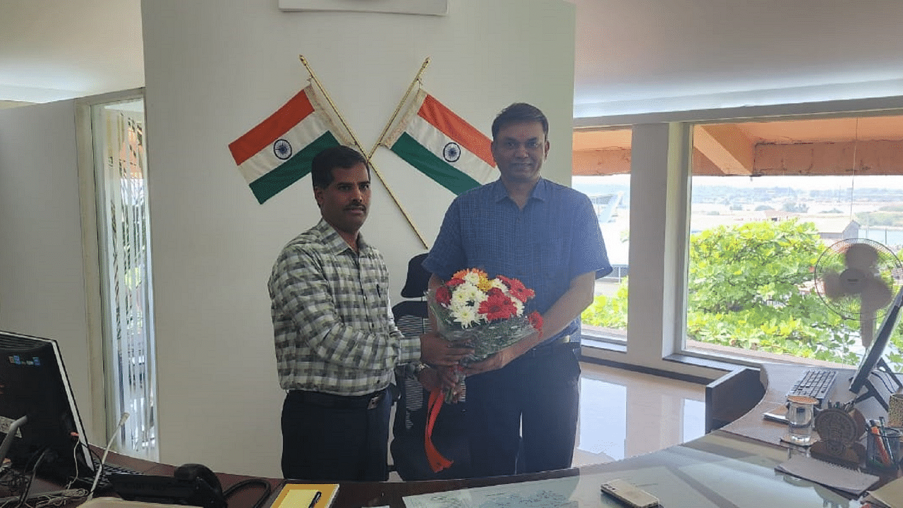 Ravi Kumar M R being welcomed by In charge Deputy Commissioner and Zilla Panchayat CEO Dr Kumar. Credit: Special arrangement