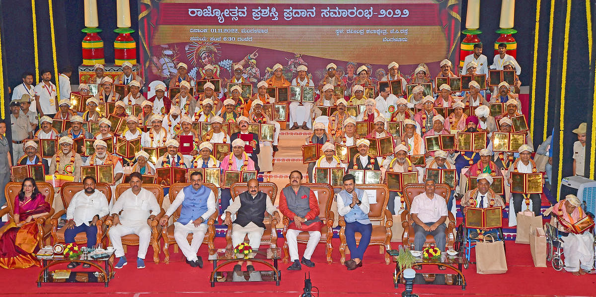 Chief Minister Basavaraj Bommai, Kannada and Culture Minister V Sunil Kumar, Revenue Minister R Ashoka, MP Tejaswi Surya and others with the 67 winners at the Rajyotsava award presentation ceremony in Bengaluru on Tuesday. DH Photo/Ranju P