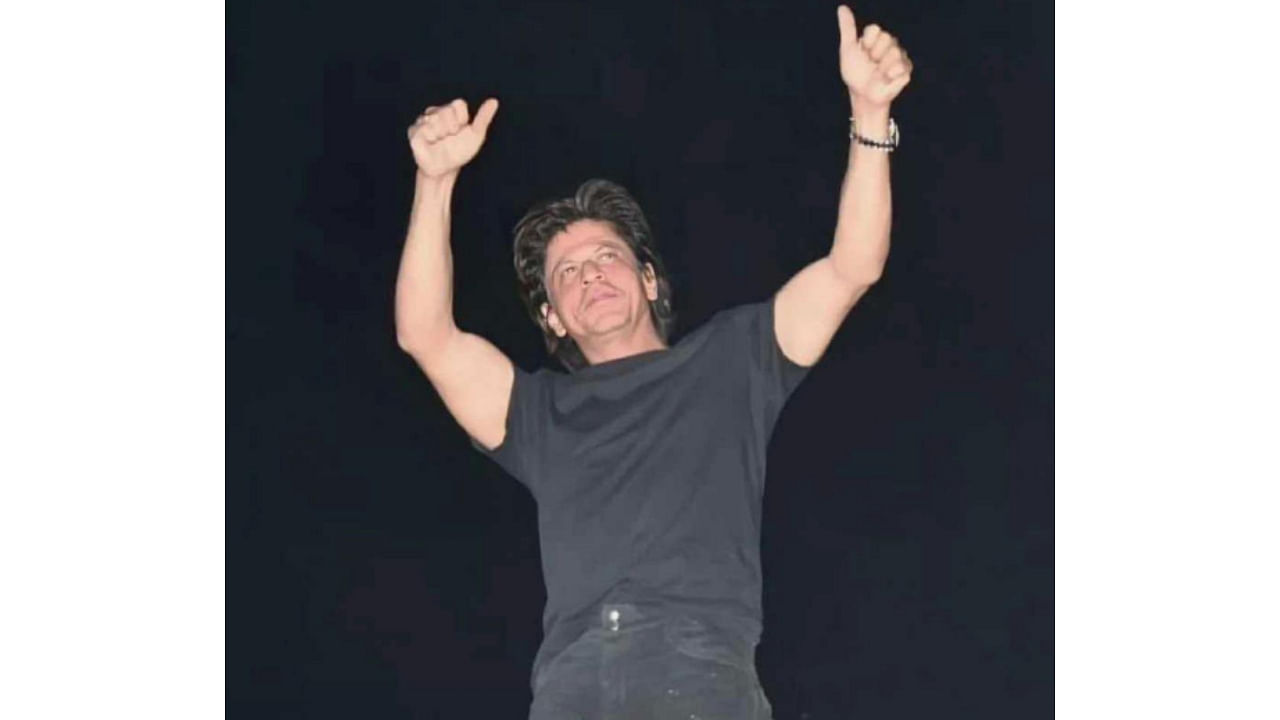 SRK greeting fans. Credit: Twitter/@SRKUniverse
