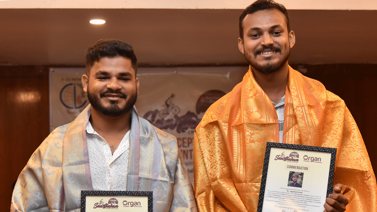 Shrinidhi Shetty and Jagadeesh Kulal, who cycled 3,500 km from Belthangady to Gulmarg, were felicitated in Mangaluru. Credit: DH Photo