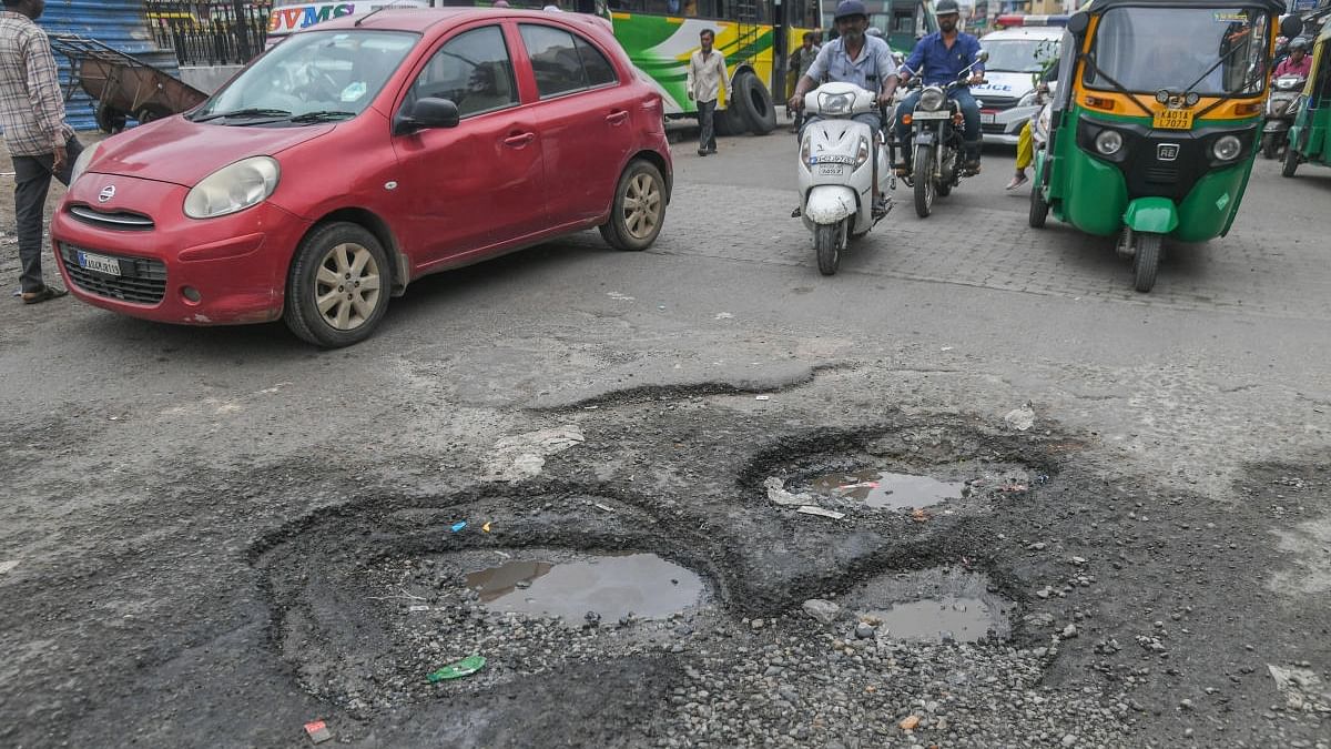 The HC bench was hearing a 2015 PIL seeking directions for filling up potholes. Credit: DH Photo
