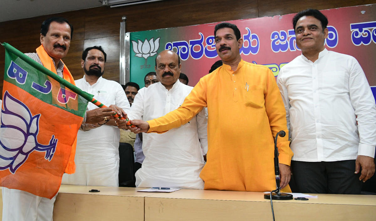 Former Congress MP S P Muddahanumegowda joins the BJP in the presence of Chief Minister Basavaraj Bommai and BJP state president Nalin Kumar Kateel at a programme in Bengaluru on Thursday. Party leaders C N Ashwath Narayan and Laxman Savadi are also seen. Credit: Special arrangement