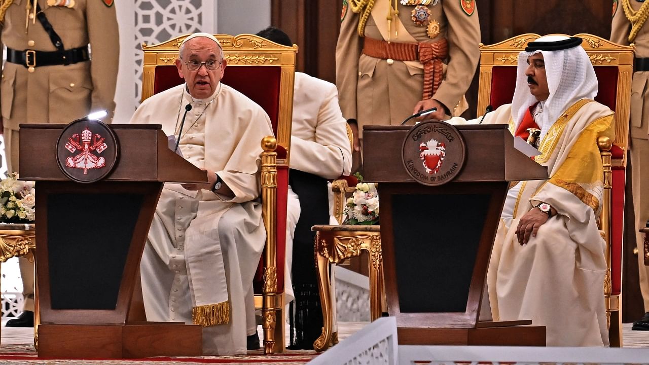 Pope Francis (L) and Bahrain's King Hamad bin Isa al-Khalifa (R) attend the welcoming ceremony in the capital Manama on November 3, 2022. Credit: AFP Photo
