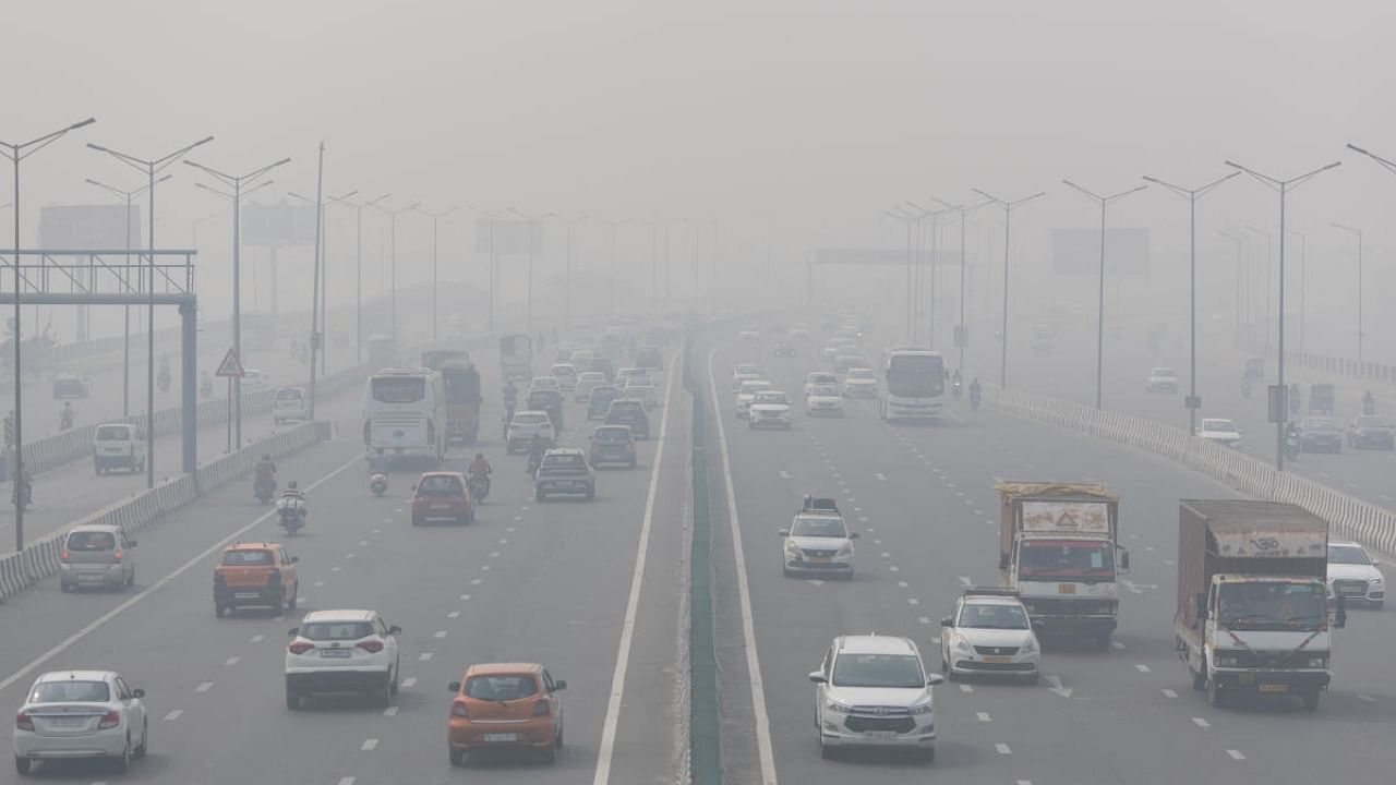 Traffic moves along a highway shrouded in heavy smog in New Delhi, India, November 3, 2022. Credit: Reuters Photo