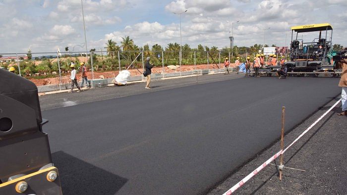 The civic body has planned to completely asphalt nearly 3,000 km of roads in the next five months. Credit: DH Photo