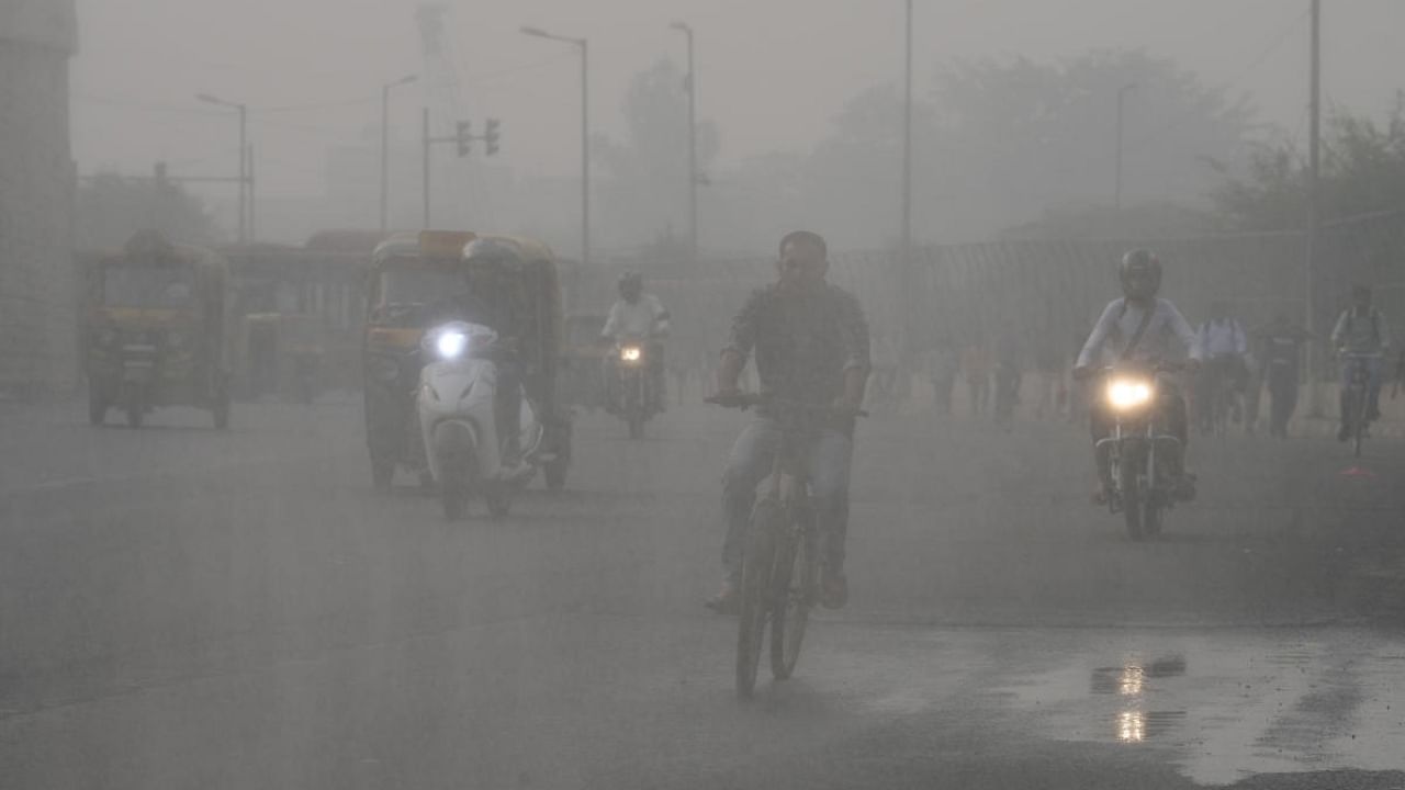 Vehicles ply on a road amid low visibility due to a thick layer of smog, in New Delhi, Saturday, Nov. 05, 2022. Air quality in the national capital continues to remain in the 'severe' category. Credit: PTI Photo