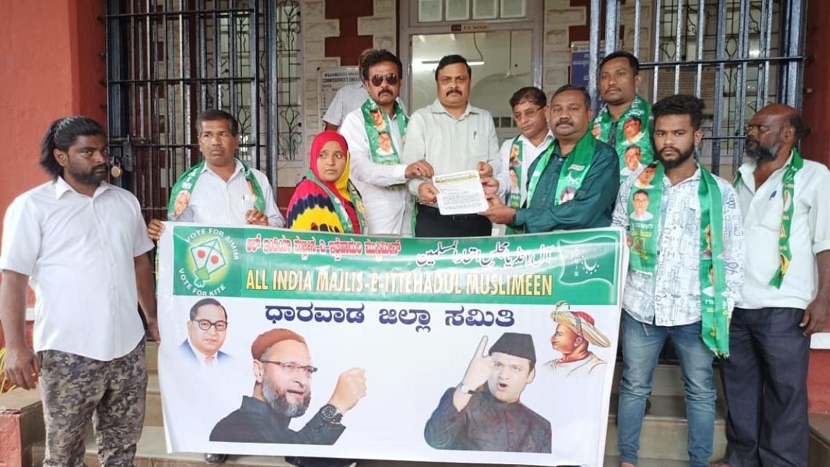 AIMIM members submit memorandum to HDMP officer in Hubballi on Saturday. Credit: DH Photo