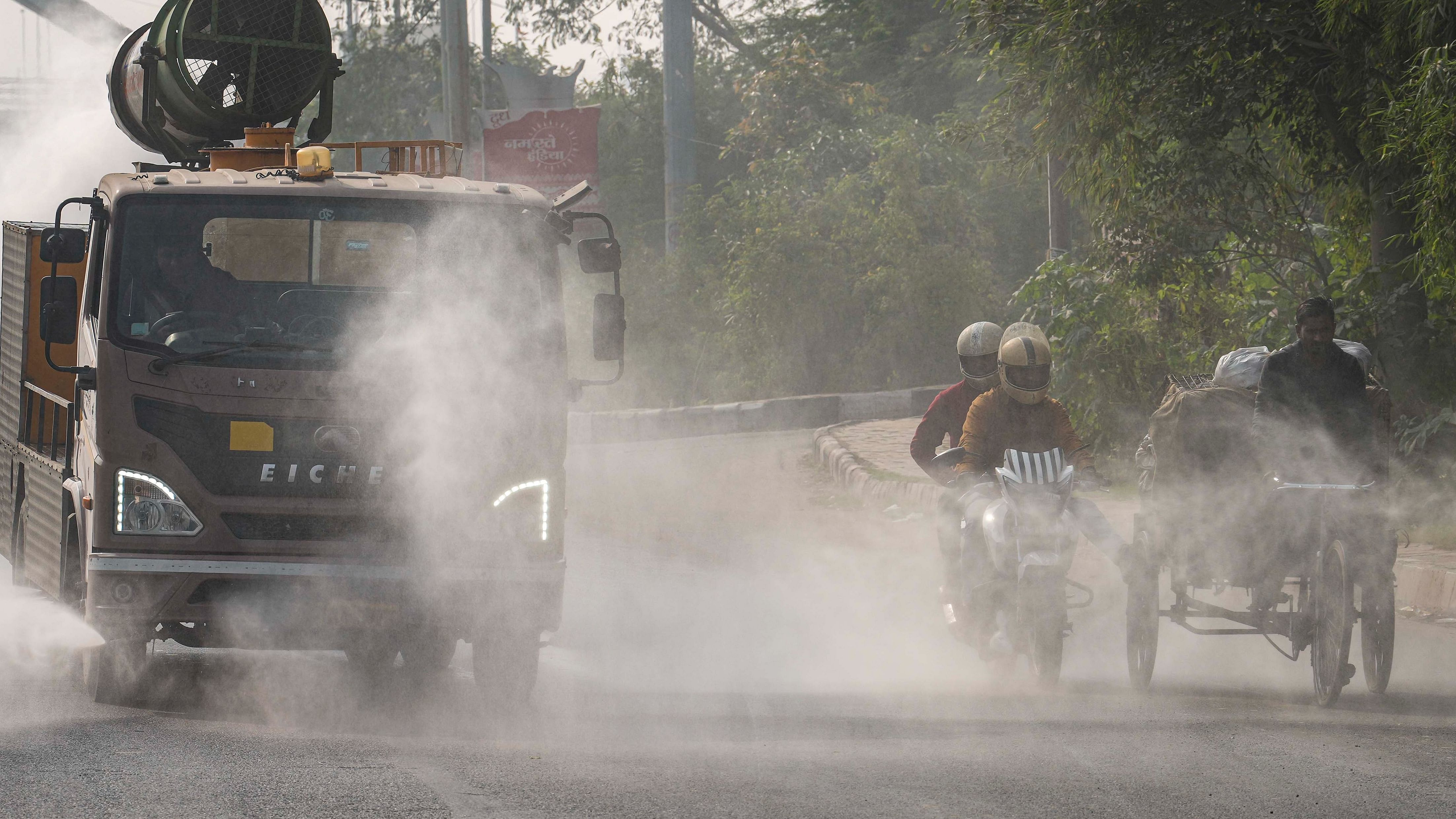 An anti-smog gun being used to spray water droplets to curb air pollution, in New Delhi. Credit: PTI Photo