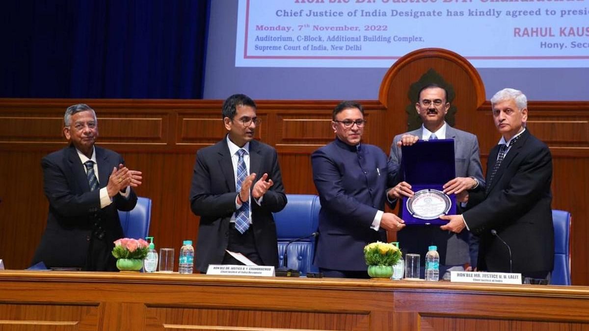 Chief Justice of India (CJI) Justice Uday Umesh Lalit being felicitated as CJI-designate Justice D Y Chandrachud looks on during a farewell ceremony organised for him by Supreme Court Bar Association. Credit: PTI Photo