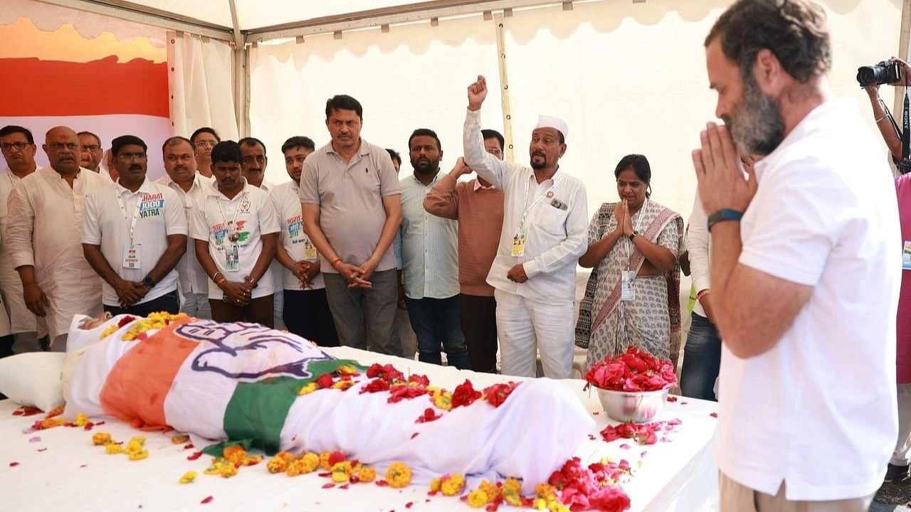 Senior Seva Dal leader Krishna Kumar Pandey's body laid to rest. Credit: twitter/@Jairam_Ramesh