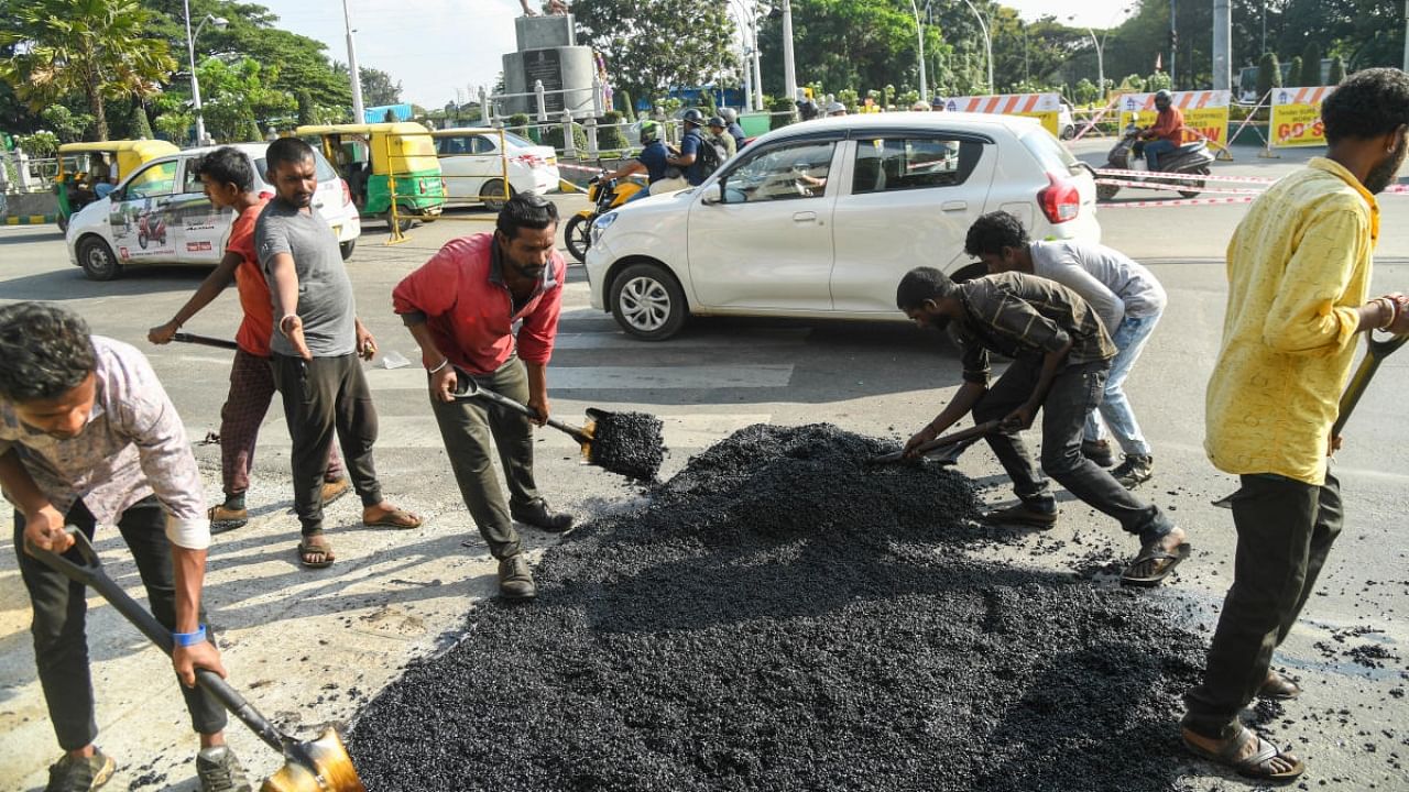 BBMP contract staff work briskly at the Sangolli Rayanna Circle near Majestic on Tuesday. Credit: DH Photo/B H Shivakumar