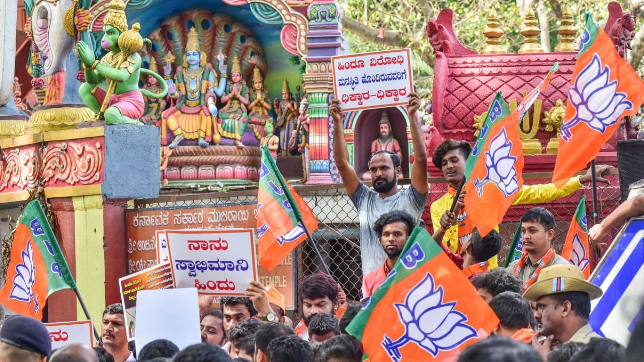 BJP Yuva Morcha workers stage a protest against Congress leader Satish Jarkiholi's controversial statement on the word Hindu at Mysore Bank Circle in Bengaluru on Wednesday. Credit: DH Photo/Prashanth H G