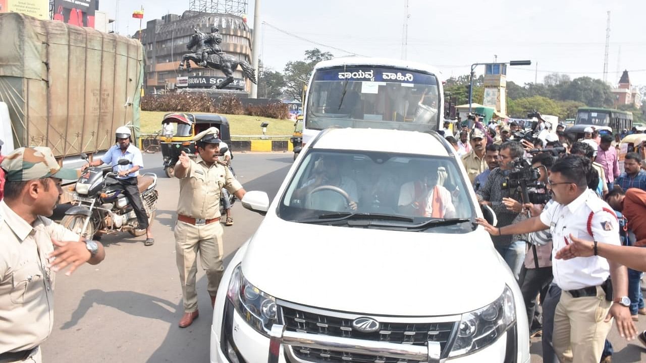 Police stop Sri Rama Sene chief Pramod Muthalik's car at Chennamma Circle in Hubballi on Thursday. Credit: DH photo