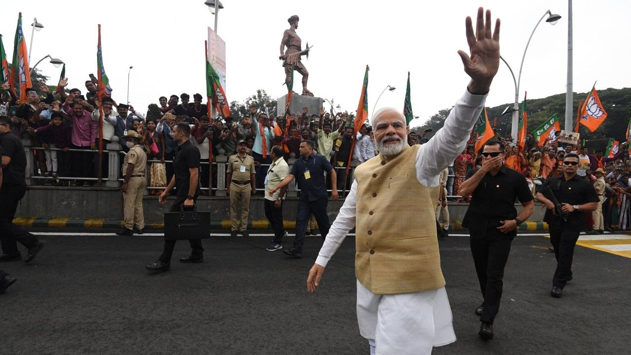 PM Modi Stops Car, Greets Enthusiastic Party Workers And Supporters In ...