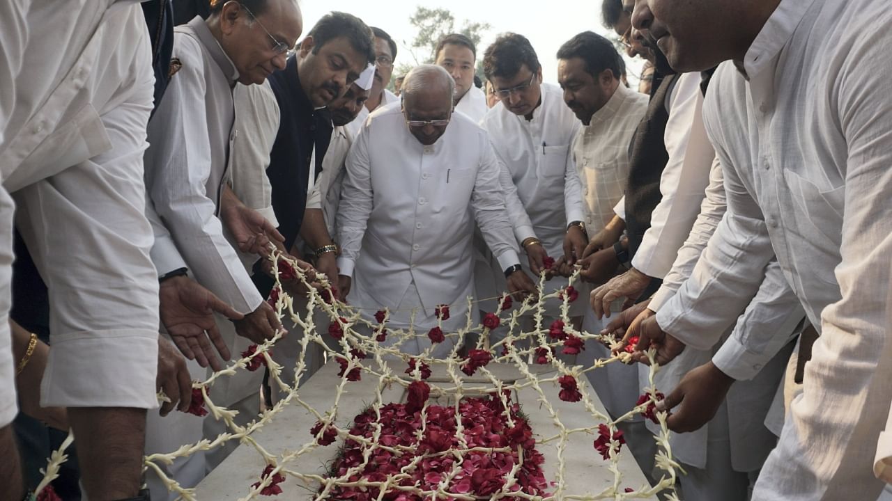 New Delhi: Congress President Mallikarjun Kharge pays tribute to Indian Independence activist late Abul Kalam Azad, at his shrine in New Delhi, Friday, Oct. 28, 2022. Credit: PTI Photo