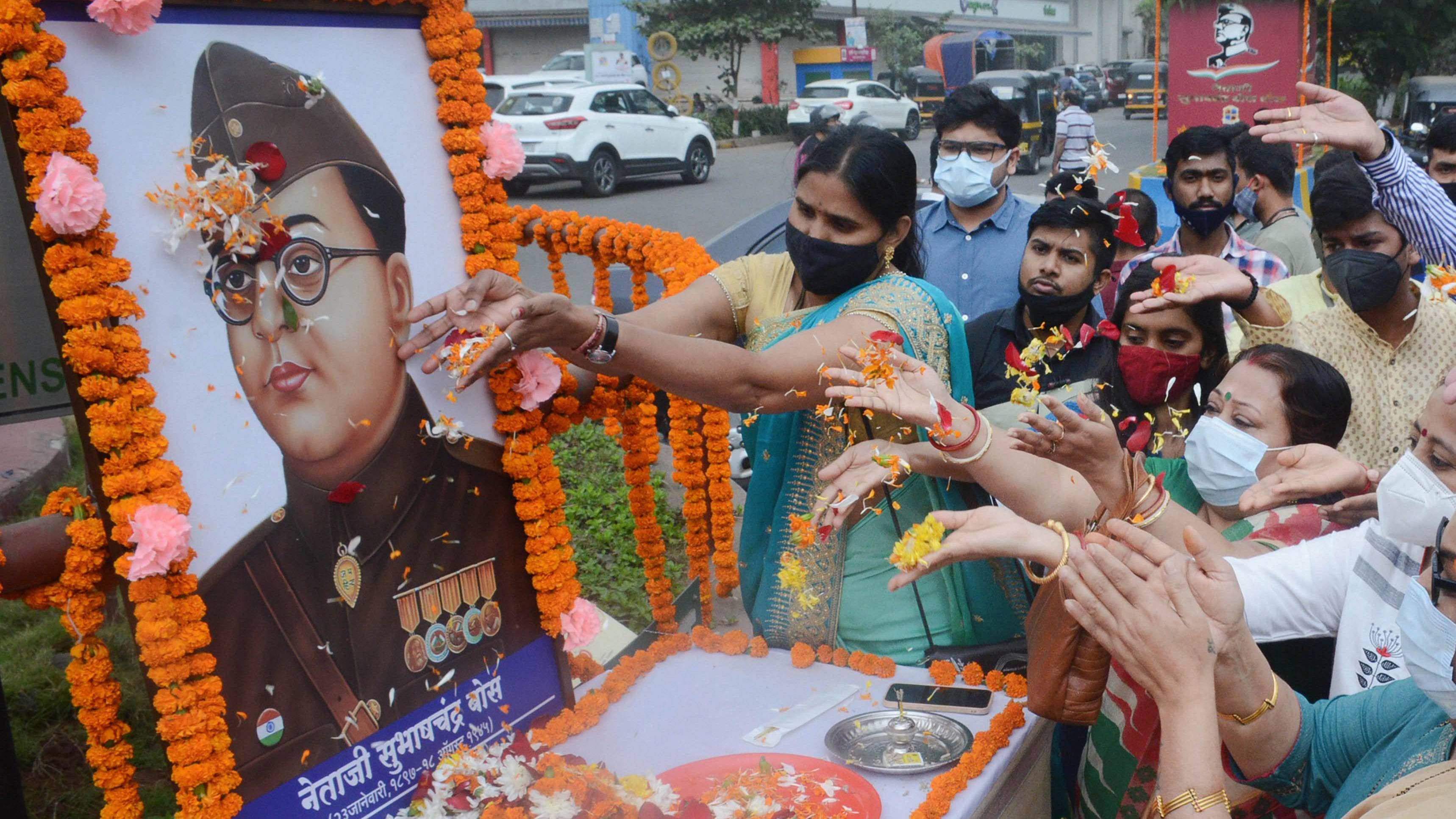 Thane: People pay tribute to Netaji Subhash Chandra Bose on the occasion of his birth anniversary, in Thane, Jan 23, 2022.  Credit: PTI Photo