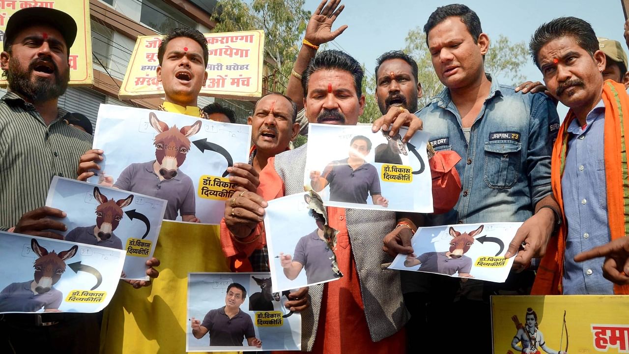 Members of Sanskriti Bachao Manch activists protest against Founder and Managing Director of 'Drishti IAS' Vikas Divyakirti over his alleged remarks about Hindu deities Ram and Sita, in Bhopal, Saturday, Nov. 12, 2022. Credit: PTI Photo