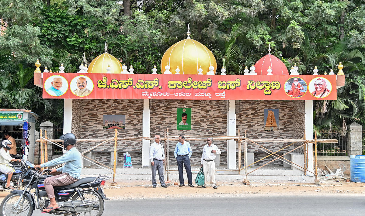 The bus stop on Nanjangud Road in Mysuru, whose domes are at the centre of a controversy. One of the domes were painted red and a board was affixed on Wednesday. Credit: DH Photo