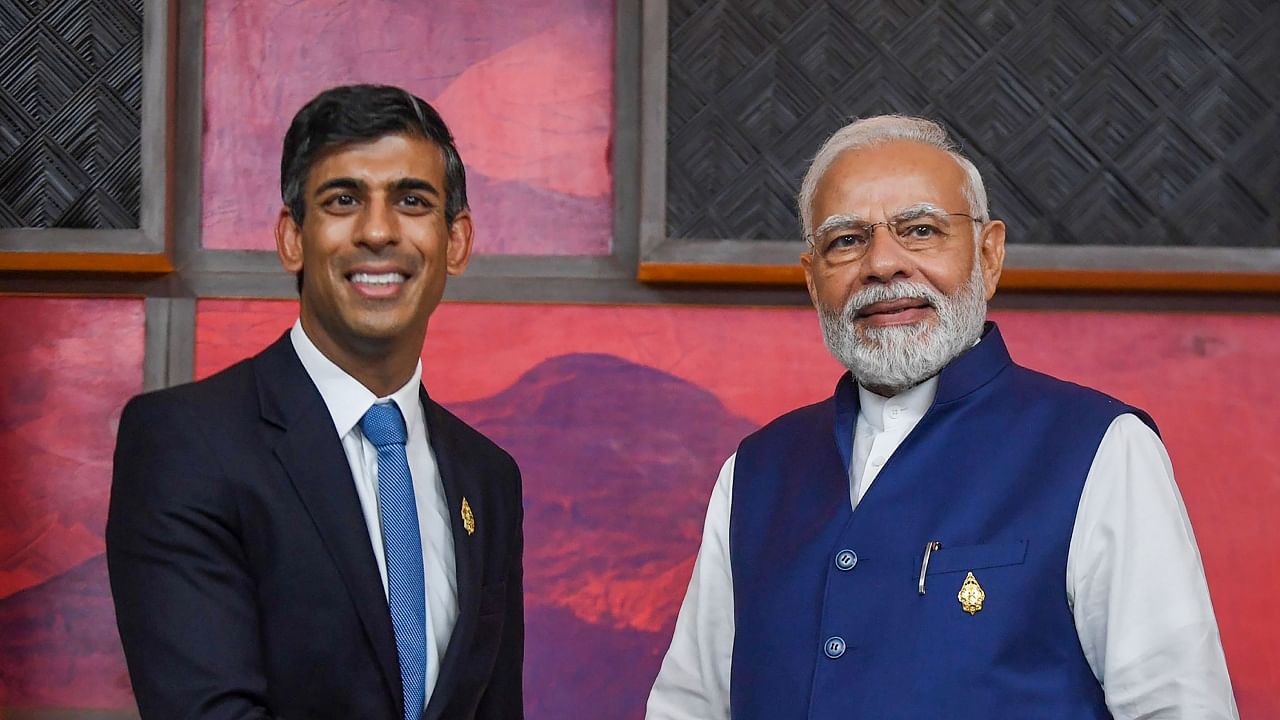 Rishi Sunak (L) and Narendra Modi (R) at the G20 Summit in Indonesia. Credit: PTI Photo