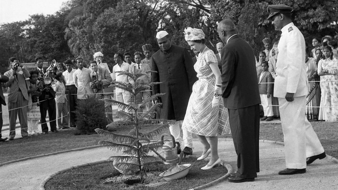 Queen Elizabeth plants a sapling at Lal Bagh. Credit: DH Archive