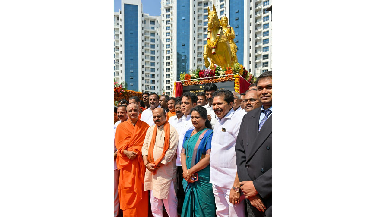 CM Basavaraj Bommai unviels the statue of Kedambadi Ramaiah Gowda, at Tagore Park in Mangaluru on Saturday. Credit: Special Arrangement