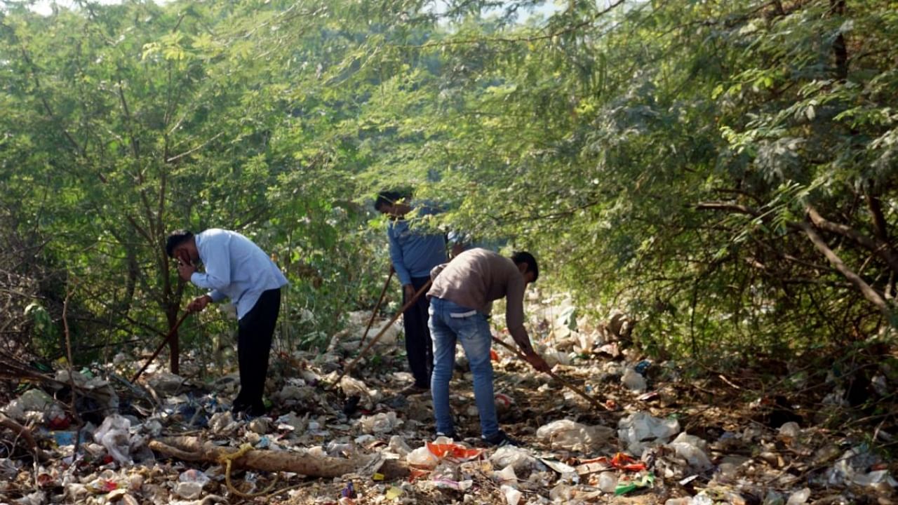 Police personnel during the investigation of the Mehrauli murder case, in Gurugram. Credit: PTI Photo