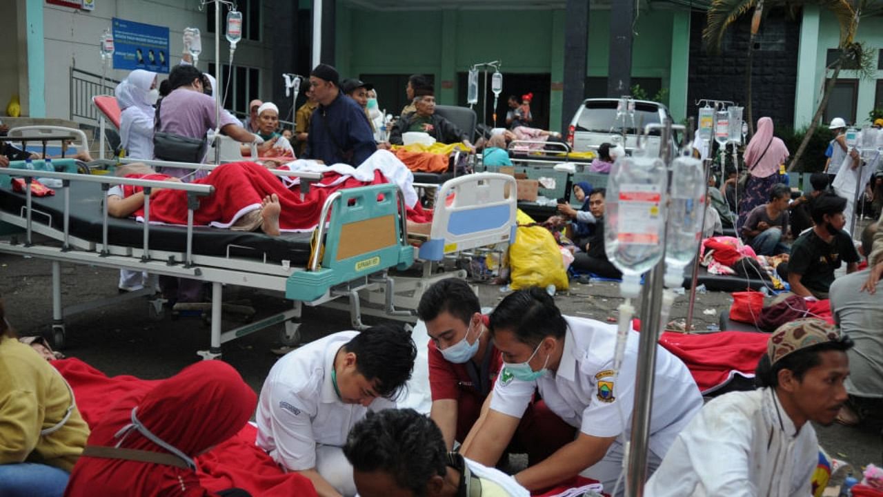 Medical workers treat the victims outside the district hospital after earthquake hit in Cianjur, West Java province, Indonesia, November 21, 2022. Credit: Antara Foto/Raisan Al Farisi via Reuters