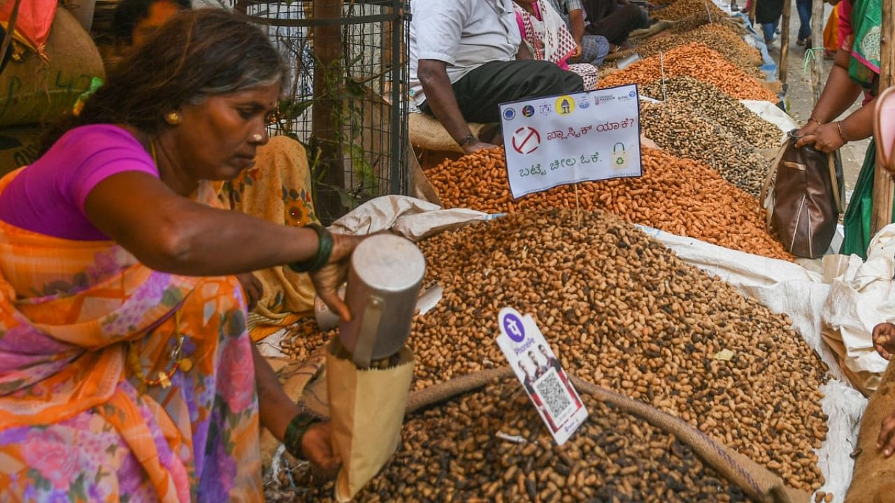 Farmers sell groundnut to the public on Bull Temple Road in Basavanagudi on Sunday. Credit: DH Photo