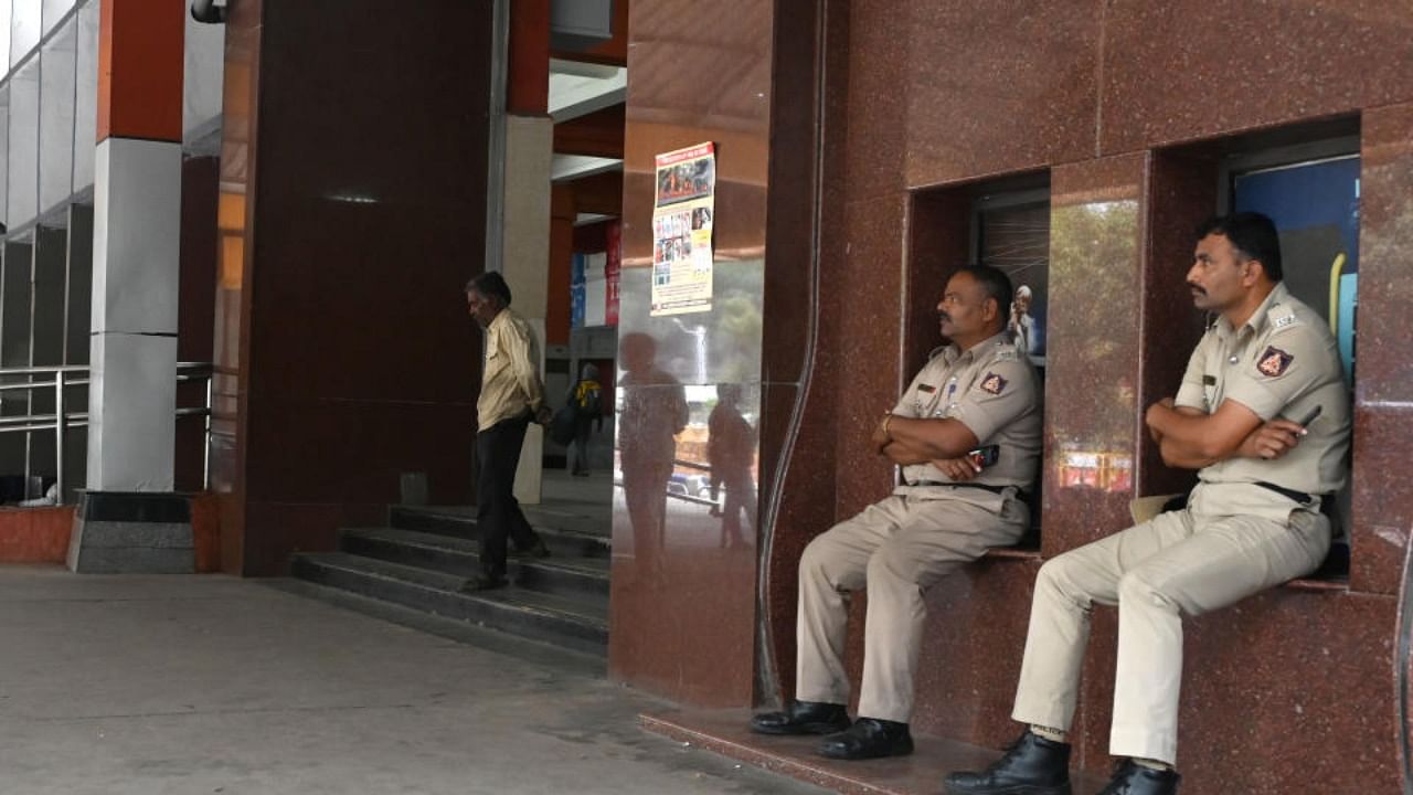 Police at KSR railway station following bomb blast at Mangaluru on Tuesday. Credit: DH Photo by B K Janardhan