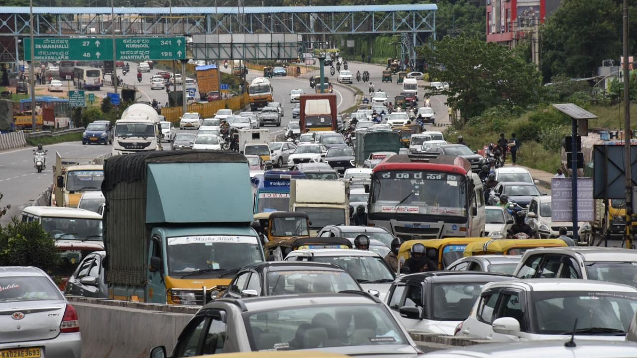 Traffic snarls at the Hebbal flyover area, notorious for massive jams. Credit: DH Photo