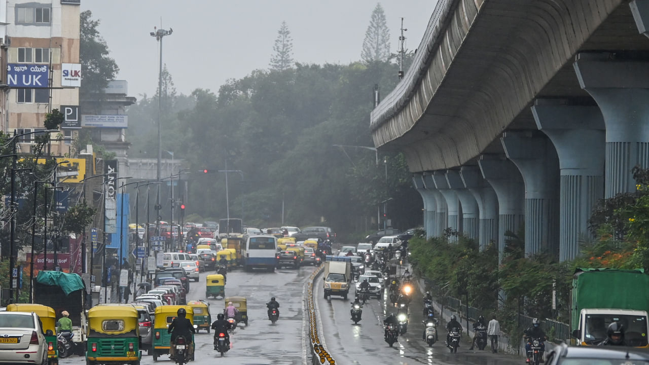 Drizzling Rain in Bangalore. Credit: DH Photo/ S K Dinesh