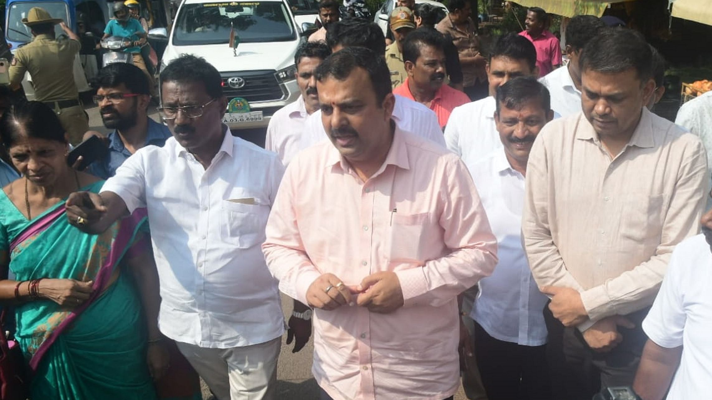 Minister V Sunil Kumar visited the site where blast occurred in a moving autorickshaw. Credit: DH Photo