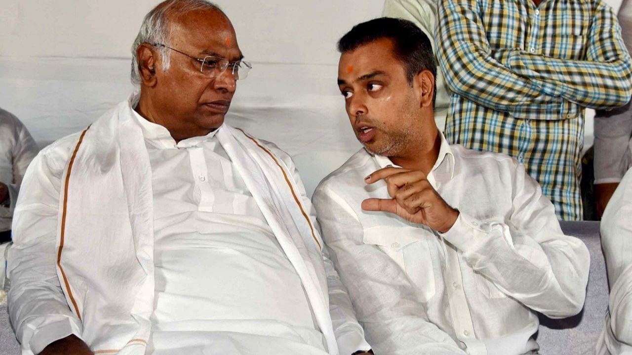 Congress's Milind Deora (right) with party president Mallikarjun Kharge (left). Credit: Twitter/milinddeora