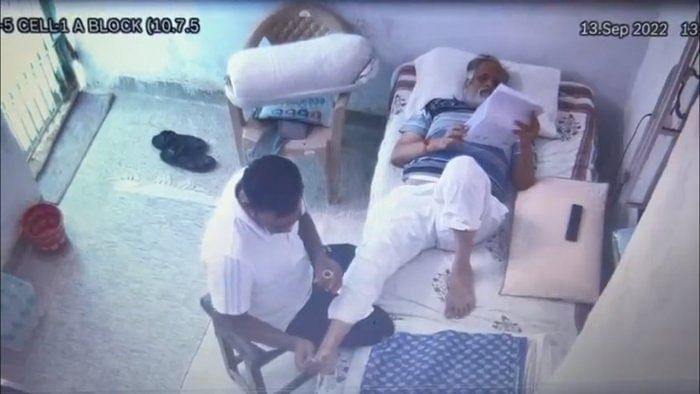 Delhi minister Satyendar Jain getting 'massages' in his prison cell. Credit: Twitter/@MittaVamsiBJP  