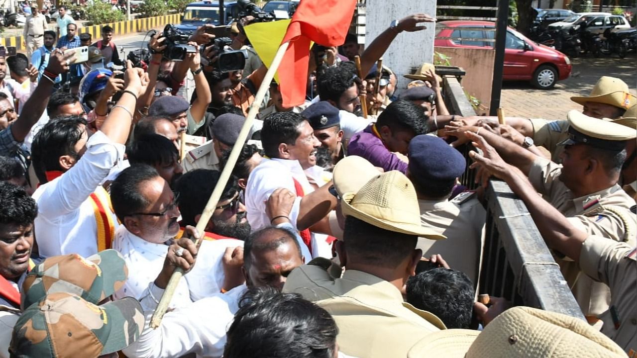Police preventing Kannada activists attempting to gain entry in the premises of KLS Gogte PU College in Belagavi on Thursday in protest against assault of student who had waved Karnataka flag. Credit: DH Photo