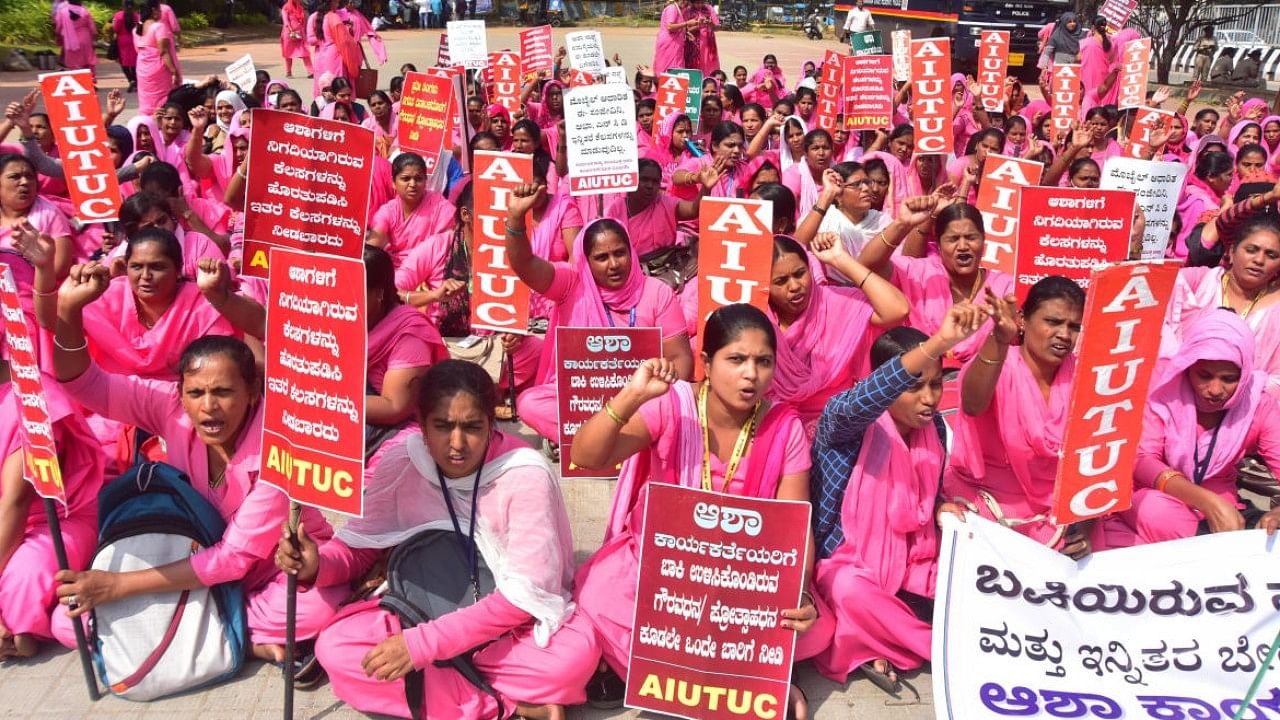 Over 150 ASHA workers protested on Wednesday at Freedom Park. Credit: DH Photo
