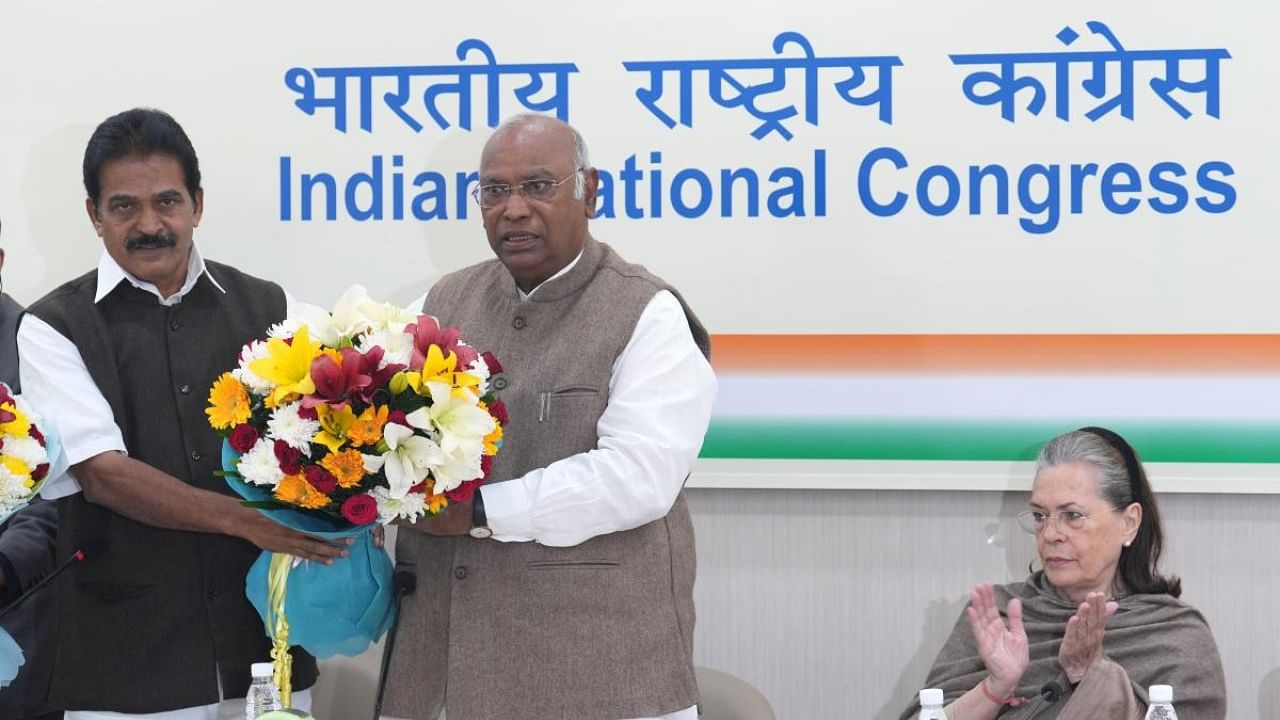 Congress president Mallikarjun Kharge being felicitated by KC Venugopal as Sonia Gandhi looks on at the AICC HQ in New Delhi on Sunday. Credit: PTI Photo