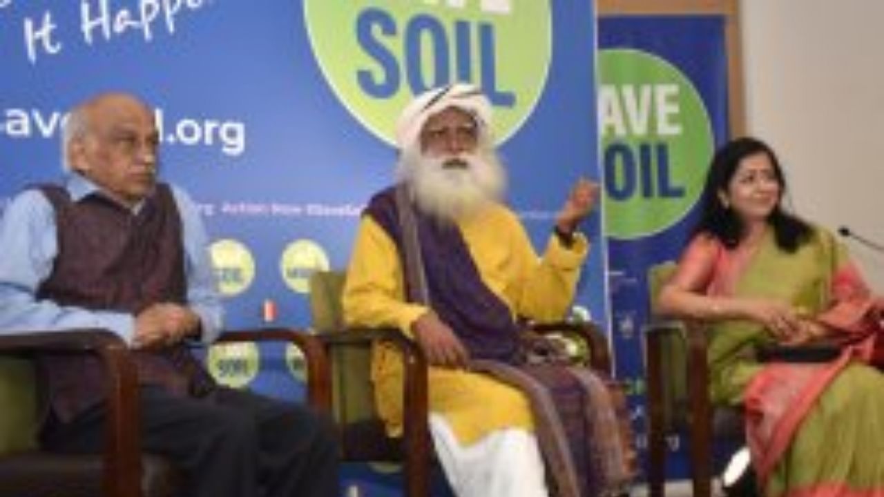 Isha Foundation founder and spiritual proponent Sadhguru Jaggi Vasudev attends a press conference on the ongoing ‘Save Soil’ campaign on the occasion of the World Soil Day, in Bengaluru. Credit: DH Photo