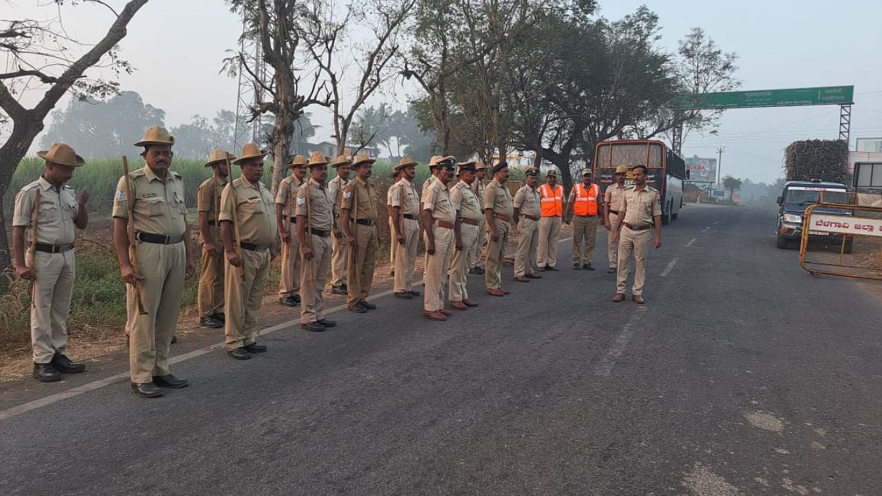 Policemen near Sankeshwar in Hukkeri taluk in Belagavi district. Credit: District Police