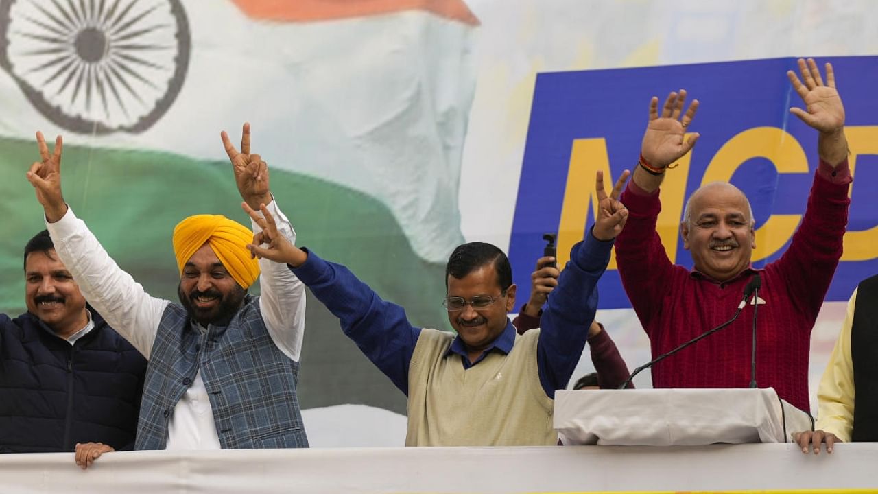 Delhi Chief Minister and Aam Aadmi Party (AAP) convener Arvind Kejriwal with Punjab CM Bhagwant Mann, Delhi Deputy CM Manish Sisodia, Delhi Environment Minister Gopal Rai and AAP MP Sanjay Singh during celebrations after AAP crossed the majority mark in the MCD polls. Credit: PTI Photo