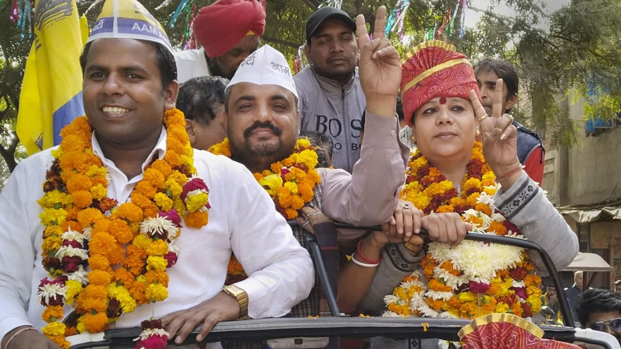 AAP leader and the lone transgender candidate Bobi (right) flashes victory sign after winning from the Sultanpuri-A ward of MCD, in New Delhi, Wednesday, Dec. 7, 2022. Credit: PTI Photo