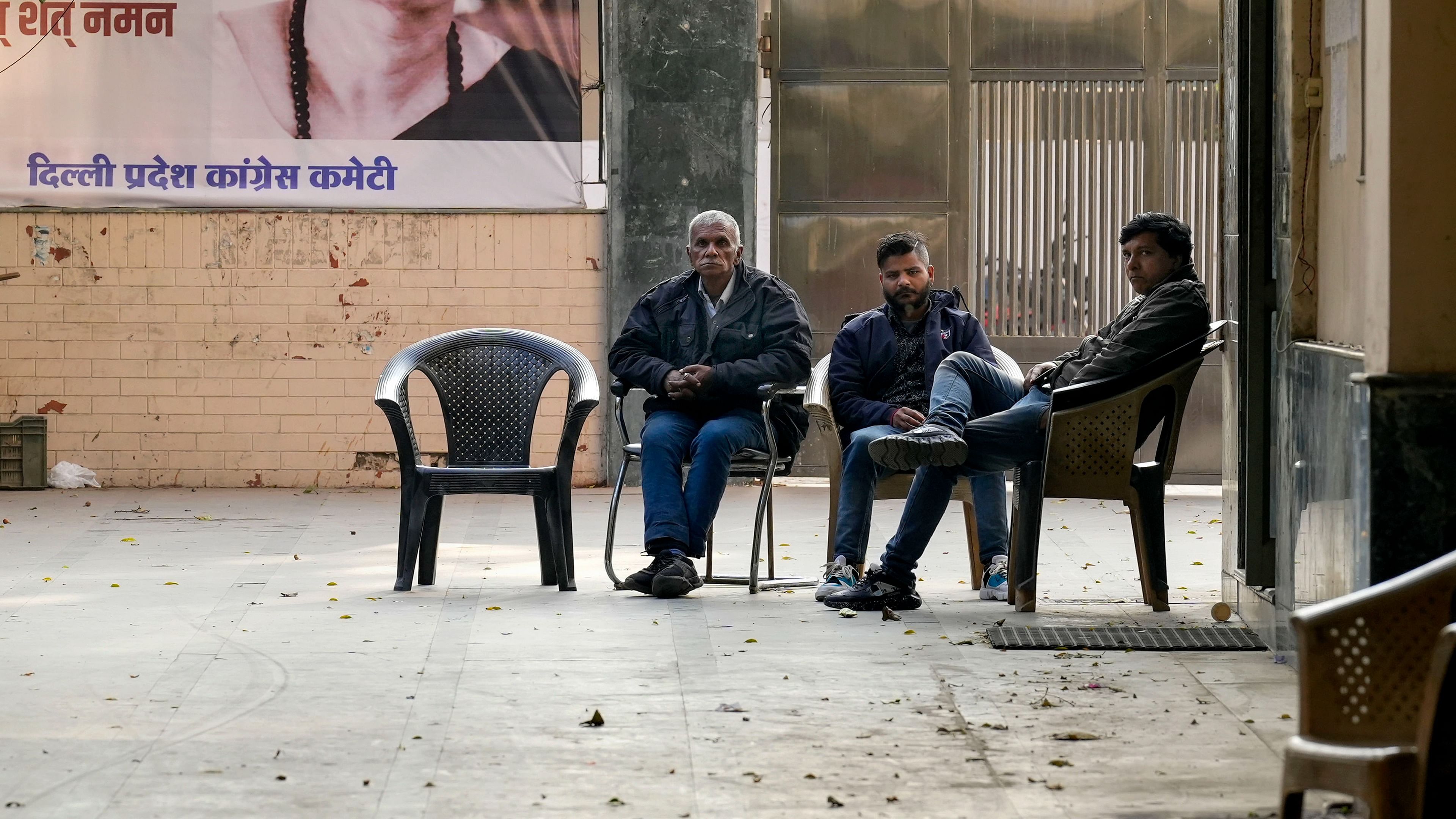 Delhi Congress office wears a deserted look on the counting day of the MCD Polls. credit; PTI Photo
