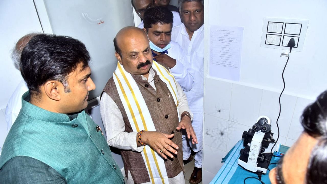 Chief Minister Basavaraj Bommai inspects the facilities at 'Namma Clinic' inaugurated at Renuka Nagar near Bhairidevarakoppa in Hubballi. Credit: Special arrangement
