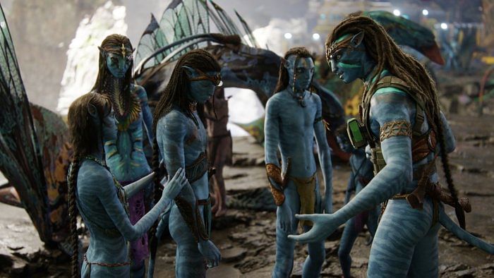 (L-R): Tsireya (Bailey Bass), Neytiri (Zoe Saldana), Neteyam (Jamie Flatters), Lo'ak (Britain Dalton), and Jake Sully (Sam Worthington) in 'Avatar: The Way of Water'. Credit: 20th Century Studios