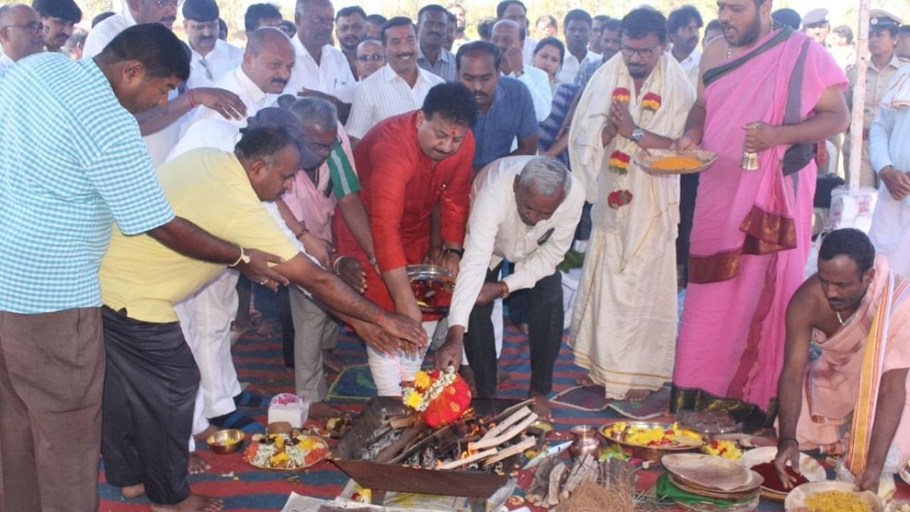 BDA officials laid the foundation stone for the Dr Shivaram Karanth Layout on Thursday. Credit: Special Arrangement