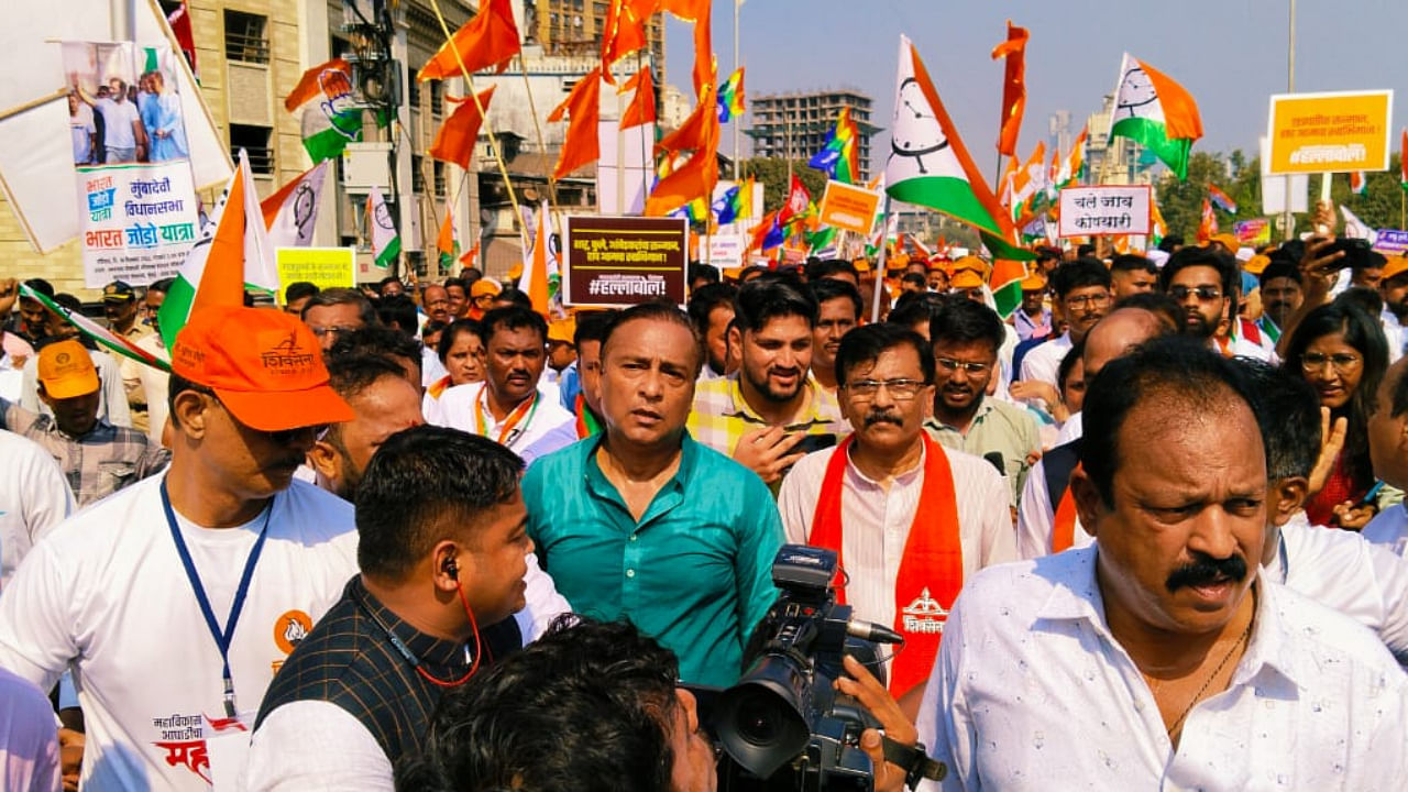 Leaders and workers of the Shiv Sena (Uddhav Balasaheb Thackeray), Nationalist Congress Party (NCP) and Congress had started gathering near the J J Hospital since morning. Credit: Special Arrangement
