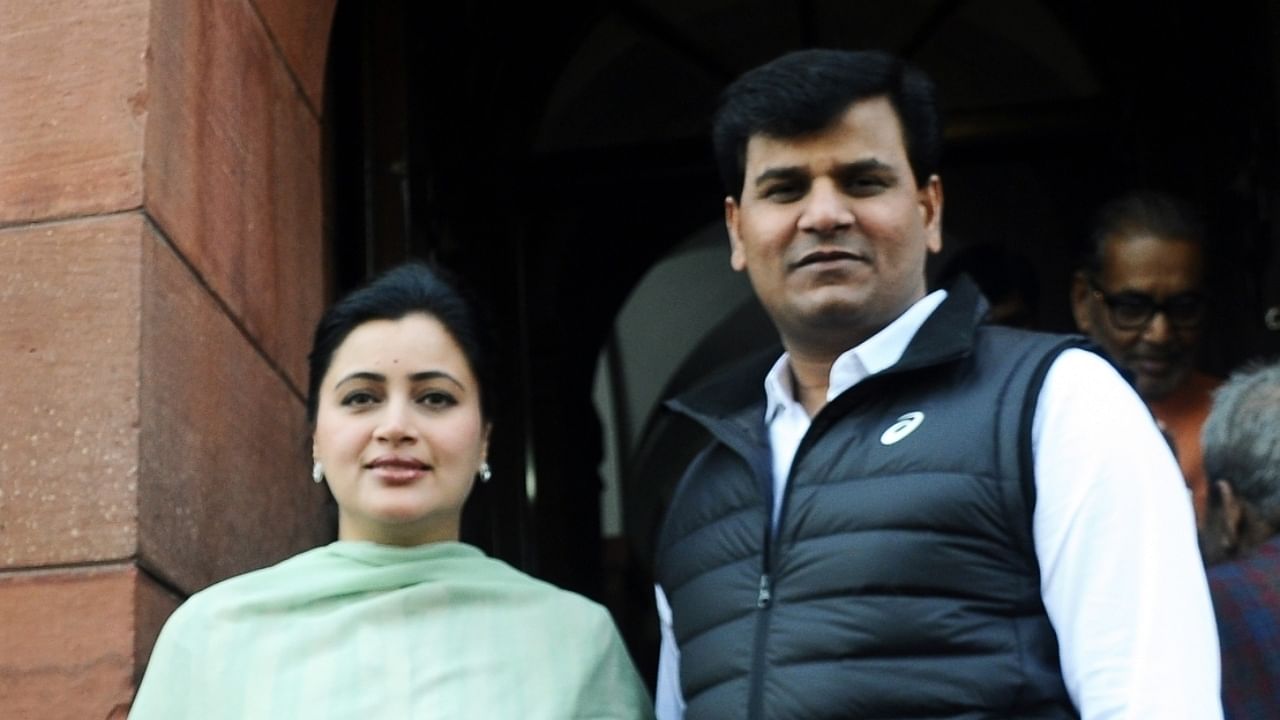 Navneet Rana (L) and her husband, Ravi Rana (R). Credit: PTI File Photo