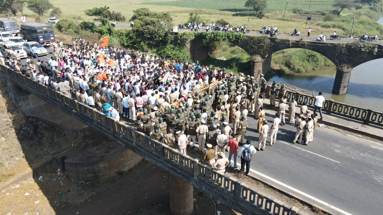 District Police preventing entry of activists of political parties on the Pune-Bengaluru national highway while they were on their way to attend Maha Melava of MES in Belagavi on Monday. Credit: District Police