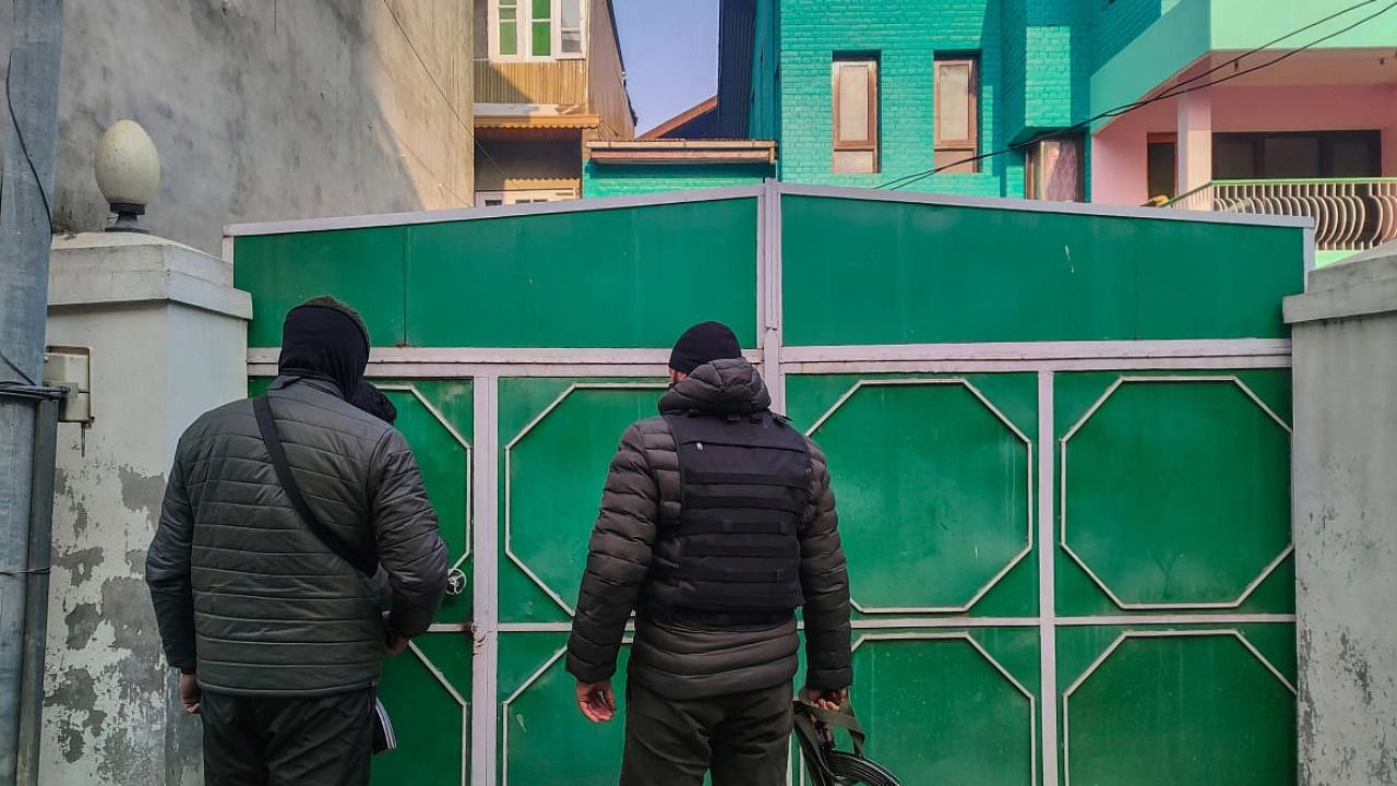 Police personnel at the gate of Syed Ali Shah Geelani’s residential structures on Tuesday. Credit: PTI Photo
